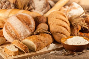 variedad de panes con cuenco de harina