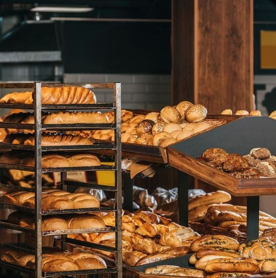 estanterias de pan y productos de panaderia